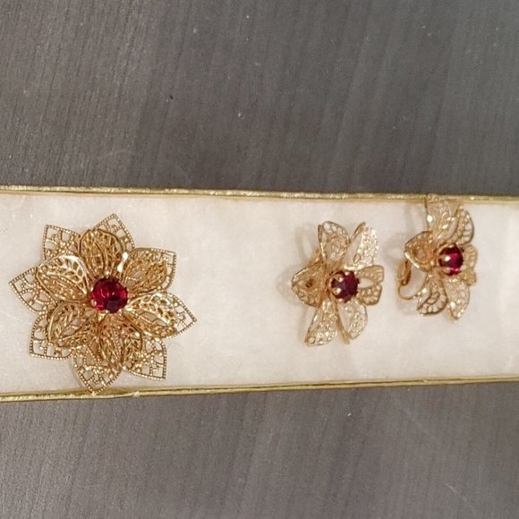 Jewelry - 𝅺vintage Clip Earring & Brooch Set